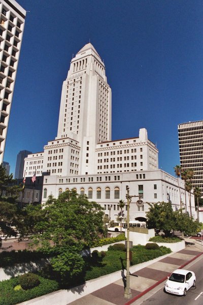 I just realised that the big city hall in TheoTown is very similar to this building.