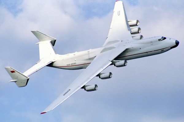 Antonov_An-225_at_Farnborough_1990_airshow_(2).jpg