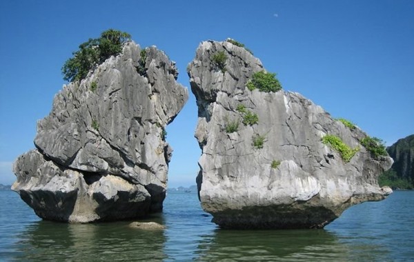 &quot;The kissing rocks&quot; islet or &quot;hòn Trống Mái&quot; in Vietnamese