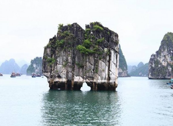 &quot;Dinh Huong&quot; islet or hòn Đỉnh Hương in Vietnamese