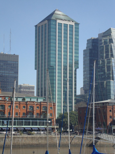 Torre_Bouchard_desde_el_dique.jpeg