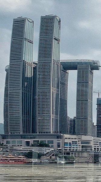 Raffles_City_Chongqing_from_Yangtze_River(cropped).jpg