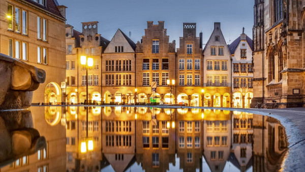 Muenster_Lambertibrunnen_auf_dem_Prinzipalmarkt_Spiegelung_der_alten_Haeuserbei_Nacht.jpg
